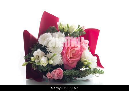 Blumenarrangement mit Chrysanthemen, isoliert auf weißem Hintergrund. Stockfoto