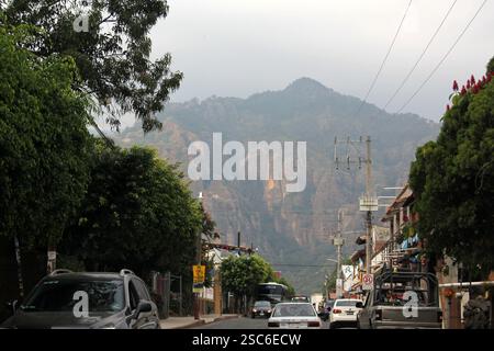 Tepoztlan, Morelos, Mexiko - 7. November 2024: Kopfsteinpflasterstraßen der magischen Stadt Tepoztlan in Morelos, Mexiko, ein Ort der Ruhe, mystischen und warmen Klima Stockfoto