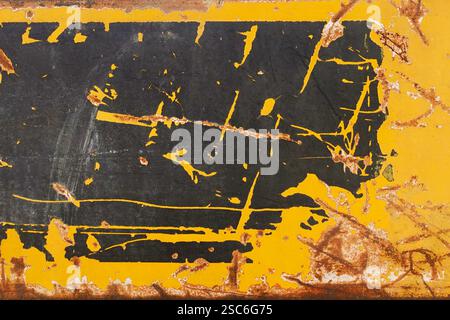 Zerkratztes, grungy-Etikett auf gelber, rostiger, verwitterter Oberfläche aus Metall. Abstrakter Hintergrund mit Copyspace. Stockfoto