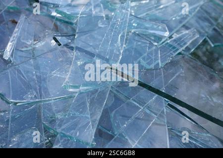 Glasscherben transparenter Bruchstücke abstrakter Materialhintergrund. Stockfoto