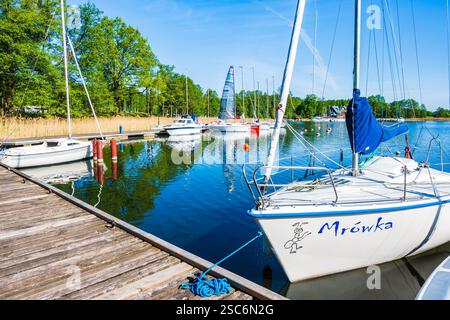 STARY FOLWARK PORT, WIGRY NATIONAL PARK - 21. MAI 2023: Segelboote ankern im Hafen von Stary Folwark am Ufer des Wigry Lake, Wigry National Stockfoto