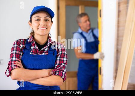 Porträt einer positiven Baumeisterin in der Wohnung Stockfoto