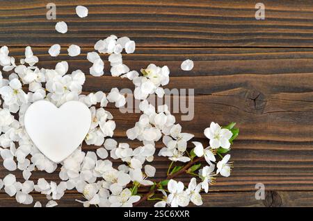 Muttertagskarte mit weißem Herz und Frühlingsblumen Stockfoto