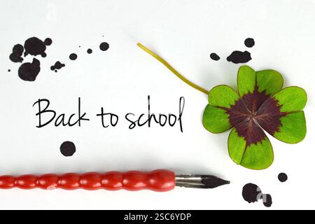 Zurück zum Schultext und Shamrock Stockfoto