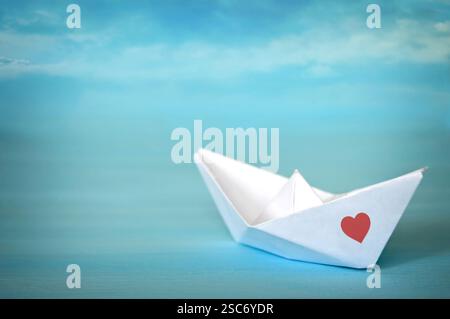 Origami Papier Boot auf blauem Hintergrund Stockfoto