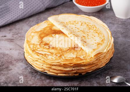 Frisch gebackene Pfannkuchen mit rotem Kaviar Stockfoto