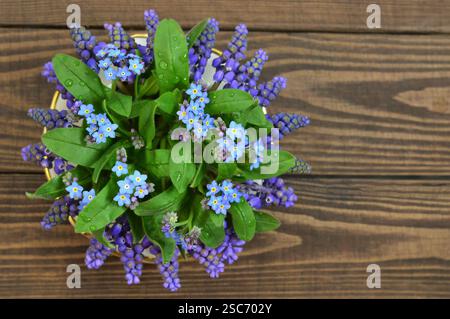 Blumen zum Muttertag oder zum Vatertag auf hölzernem Hintergrund Stockfoto