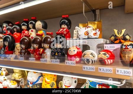 Kyoto, Japan - 27. Dezember 2024: Einzigartige Sammlung traditioneller japanischer Puppen und Figuren in Regalen Stockfoto