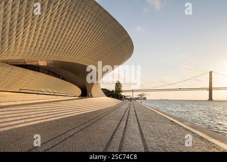 MAAT Museum of Art, Architecture and Technology, Tejo Uferpromenade, Lissabon, Portugal Stockfoto