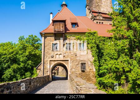 Blick auf die alte wunderschöne Burg Czocha im Sommer, Niederschlesien, Polen Stockfoto