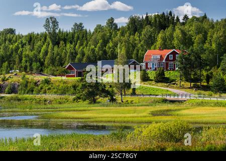 Traditioneller Bauernhof an einem See in Südschweden Stockfoto