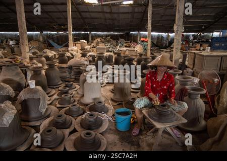 Frau mit traditionellem vietnamesischem konischem Hut, der Töpferei in einer Fabrik herstellt, Long Son, Phu Tan, an Giang, Vietnam, Asien Stockfoto