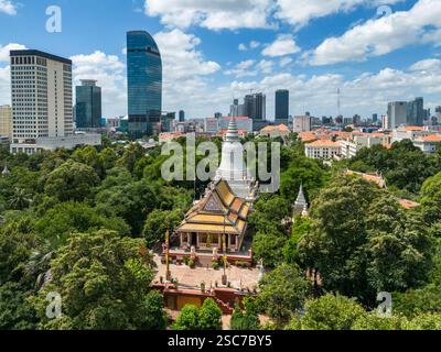 Blick aus der Vogelperspektive auf den Tempel Wat Phnom mit Wolkenkratzern in der Ferne, Daun Penh District, Phnom Penh, Kambodscha, Asien Stockfoto