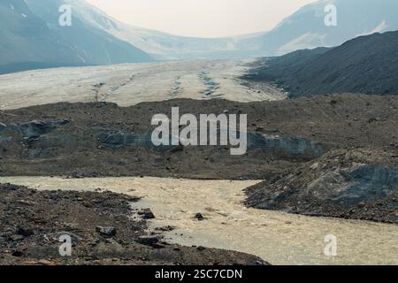 Athabasca-Flussquelle und Athabasca-Gletscher mit Waldfeuer-Rauchschleier, Jasper-Nationalpark, Kanada. Stockfoto