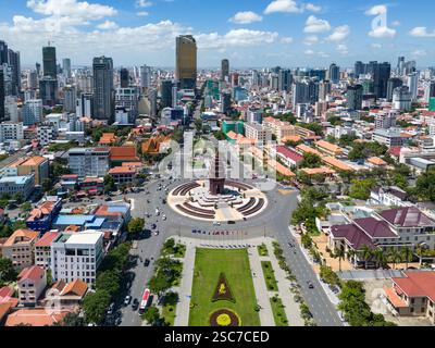Luftaufnahme des Independence Monument im Stadtzentrum mit Kreisverkehr und Skyline dahinter, Chamkarmon District, Phnom Penh, Kambodscha, Asien Stockfoto