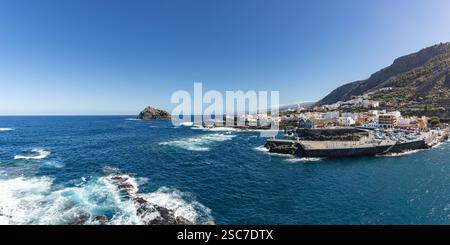 Atlantikküste mit der vor der Küste gelegenen Insel Roque de Garachico vor der Stadt Garachico, Teneriffa, Kanarischen Inseln, Spanien, Europa Stockfoto