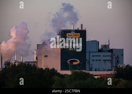 13.06.2021, Deutschland, Bremen - JACOBS DOUWE EGBERTS, Werk Hemelingen, Herstellung von Jacobs Kaffee. Die Begrüßung der Werbung geht an t Stockfoto