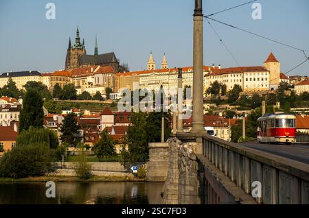 05.09.2024, Tschechische Republik, Prag, Prag - Blick über die Moldau zur Prager Burg und den umliegenden alten Gebäuden. 00A240905D096CAROEX.JPG [M Stockfoto