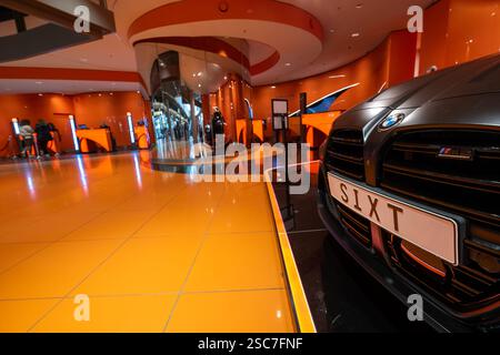 04.10.2024, Deutschland, Bremen, Bremen - Sixt Autovermietung am Flughafen mit einer Sonderedition eines schwarzen BMW. 00A241004D5142CAROEX.JPG [MODELLVERSION: N Stockfoto