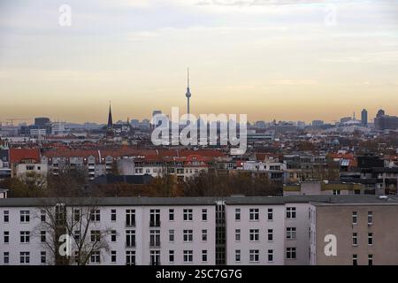 25.11.2024, Deutschland, Berlin, Berlin - Blick vom Dachgarten des ICC über Berlin-Charlottenburg in östlicher Richtung nach City West. Im Hintergrund Stockfoto