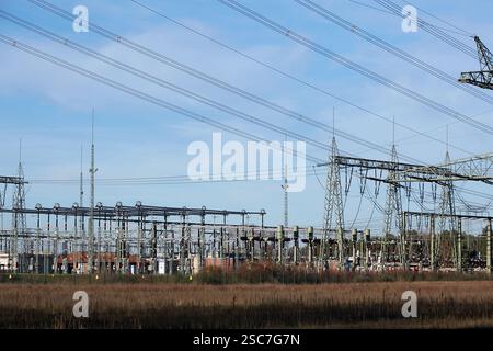 30.11.2024, Deutschland, Brandenburg, Maerkisch-Wilmersdorf - Hochspannungsleitungen vor dem Unterwerk Thyrow. Die Umspannstation verbindet das tran Stockfoto