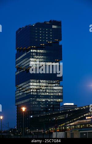 05.12.2024, Deutschland, Berlin, Berlin - das beleuchtete Bürohochhaus East Side Berlin in der Abenddämmerung. Der höchste Wolkenkratzer Berlins Stockfoto