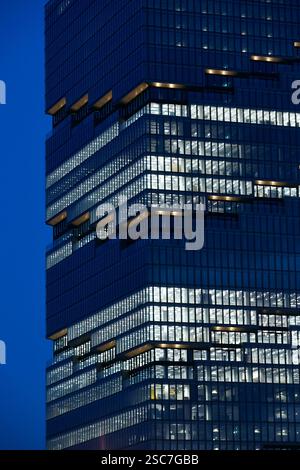 05.12.2024, Deutschland, Berlin, Berlin - Detail des beleuchteten Bürohochhauses East Side Berlin in der Abenddämmerung. Der höchste Wolkenkratzer Stockfoto