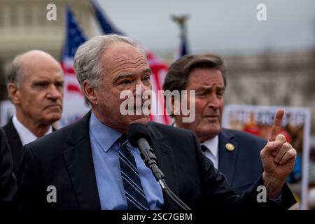 Washington Dc, Usa. Februar 2025. WASHINGTON, DC - FEBRUAR 5 ?: SEN. Tim Kaine (D-VA) spricht bei der „Restore Foreign Aid Now“-Kundgebung außerhalb der USA Kapitolgebäude am 5. Februar 2025 in Washington, DC? Elon Musk, Tech-Milliardär und Leiter des Department of Government Efficiency (DOGE), sagte in einem Social-Media-Beitrag, dass er und US-Präsident Donald Trump die ausländische Hilfsorganisation schließen werden. (Foto: Michael Nigro/SIPA USA) Credit: SIPA USA/Alamy Live News Stockfoto