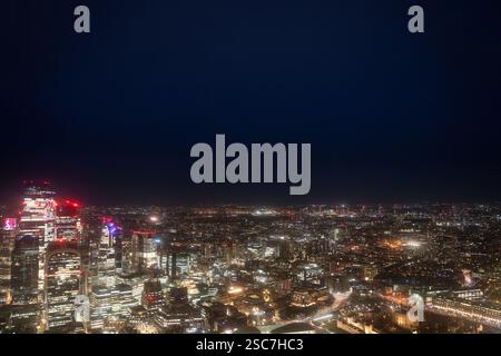 Londoner Skyline bei Nacht, von einem hohen Aussichtspunkt aus gesehen Stockfoto