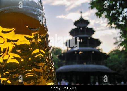Chinesischer Turm mit Maß Beer in München Stockfoto