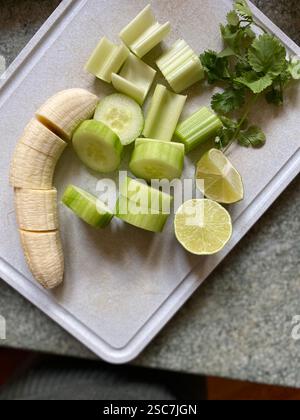Grüne Smoothies Zutaten auf einem Schneidebrett Stockfoto