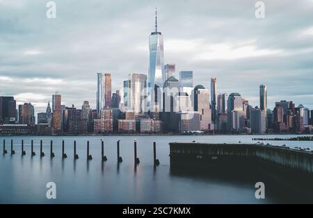 Die Sonne untergeht über Manhattan, New York. Stockfoto