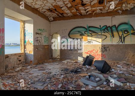 Ruinen einer alten verlassenen und zerstörten Korkfabrik in Barreiro, Portugal. Stockfoto