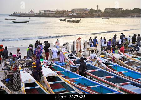 Verkäufer und Angel-Einstiegsboote in Soumbedioun, Dakar, Senegal, Westafrika Stockfoto