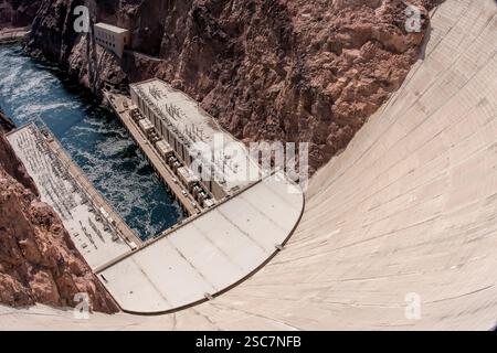 Auf einem Fluss wird ein großer Damm gebaut. Der Damm ist weiß und von einem felsigen Gebiet umgeben Stockfoto