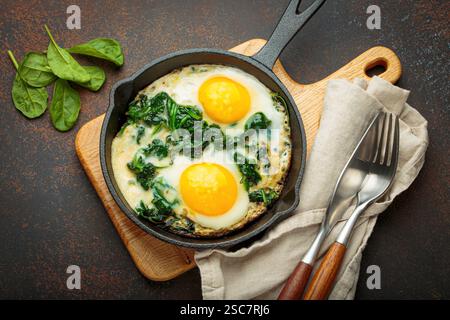 Spinat-Omelette mit zwei Spiegeleiern Stockfoto