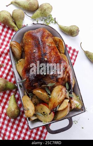 Knusprige Ente mit Äpfeln und Birnen Stockfoto