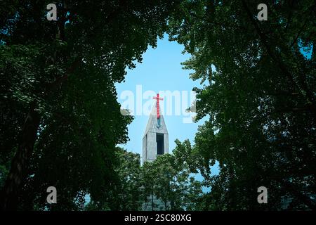 Christliche Kirche im Schatten der Bäume Stockfoto