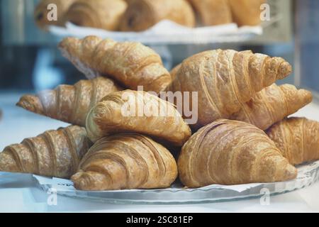 Frisch gebackene Croissants in einer Bäckerei Stockfoto