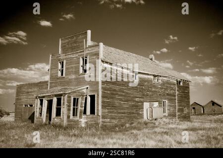 Ein großes altes Gebäude mit einem Schild auf der Vorderseite. Das Gebäude ist alt und hat viele Fenster Stockfoto
