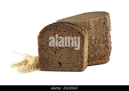 Nahaufnahme von frisch gebackenem Roggenbrot, begleitet von Weizenstielen auf weißem Hintergrund. Suitab hebt natürliche Texturen und gesunde Zutaten hervor Stockfoto