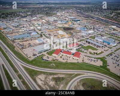 Blick auf die Stadt von oben mit vielen Gebäuden und Autos. Die Szene ist voll und geschäftig Stockfoto
