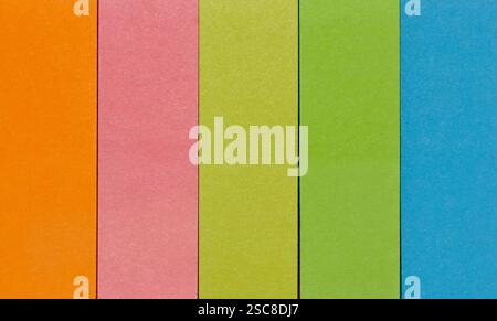 Haftnotizen Flaggen Registerkarten Seitenmarkierungen farbige vertikale Papierstreifen Schreibwaren. Stockfoto