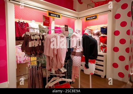 Bangkok, Thailand - 24. Januar 2020: Kleidung an Kleiderbügeln im Secret Pink Store von Victoria im CentralWorld Einkaufszentrum. Stockfoto