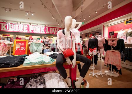 Bangkok, Thailand - 24. Januar 2020: Innenaufnahme von Victoria's Secret Pink Store im Einkaufszentrum CentralWorld. Stockfoto