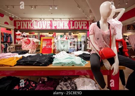 Bangkok, Thailand - 24. Januar 2020: Innenaufnahme von Victoria's Secret Pink Store im Einkaufszentrum CentralWorld. Stockfoto
