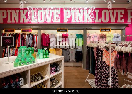 Bangkok, Thailand - 24. Januar 2020: Innenaufnahme von Victoria's Secret Pink Store im Einkaufszentrum CentralWorld. Stockfoto
