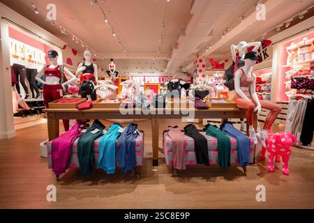 Bangkok, Thailand - 24. Januar 2020: Innenaufnahme von Victoria's Secret Pink Store im Einkaufszentrum CentralWorld. Stockfoto