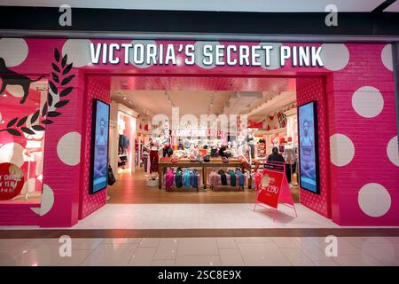 Bangkok, Thailand - 24. Januar 2020: Ladenfront von Victoria's Secret Pink im Einkaufszentrum CentralWorld. Stockfoto