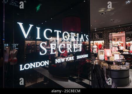 Bangkok, Thailand - 24. Januar 2020: Nahaufnahme des Victoria's Secret Store-Schilds im Einkaufszentrum CentralWorld. Stockfoto